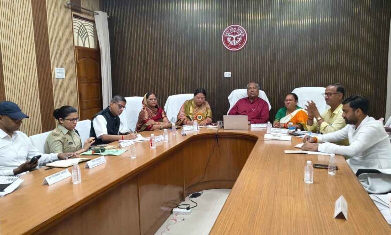 सर्किट हाउस कानपुर देहात में जिला समन्वय समिति की बैठक लेते कैबिनेट मंत्री संजय निषाद