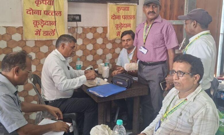 कानपुर देहात में खाद्य सुरक्षा विभाग की टीम मिठाई की दुकानों पर जांच करते हुए