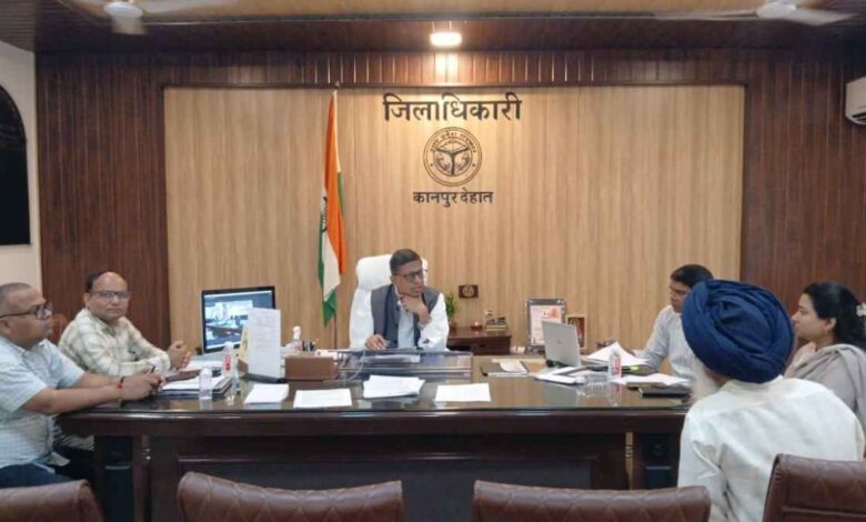 कानपुर देहात: जिलाधिकारी ने जनसुनवाई में सुनीं जनसमस्याएं, समयबद्ध एवं गुणवत्तापूर्ण निस्तारण के दिए निर्देश 1 कानपुर देहात कलेक्ट्रेट में जनसुनवाई करते जिलाधिकारी कपिल सिंह