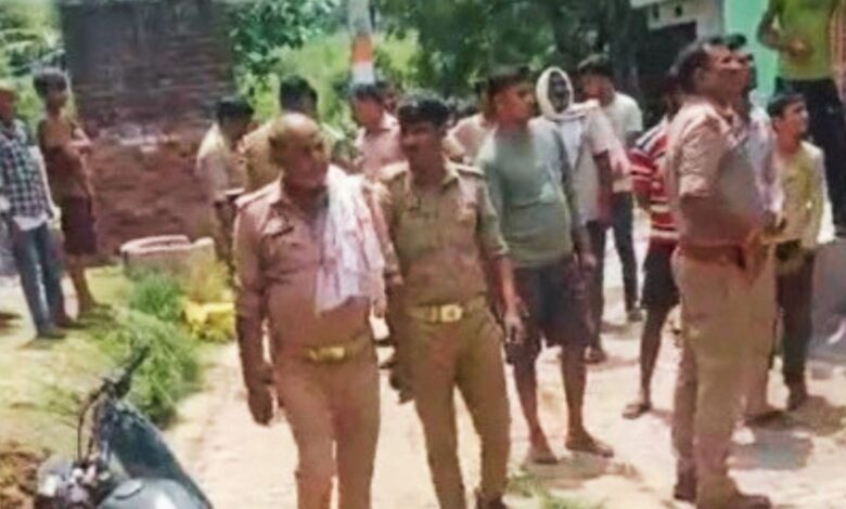 कानपुर देहात के मुजफ्फरपुर गांव में महिला से टप्पेबाजी के बाद जांच करती मंगलपुर थाना पुलिस।