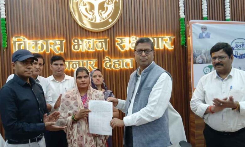 कानपुर देहात में डेयरी कॉन्क्लेव के दौरान लाभार्थियों को चयन पत्र वितरित करते जिलाधिकारी