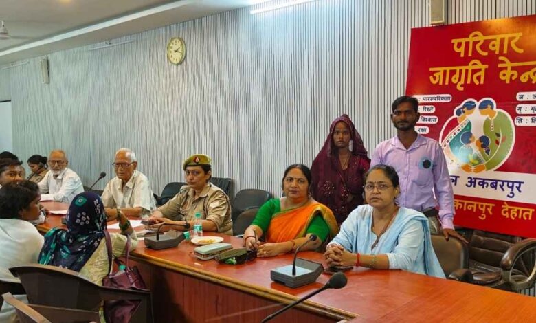 कानपुर देहात में परिवार जागृति केंद्र पर काउंसलिंग करती पुलिस टीम