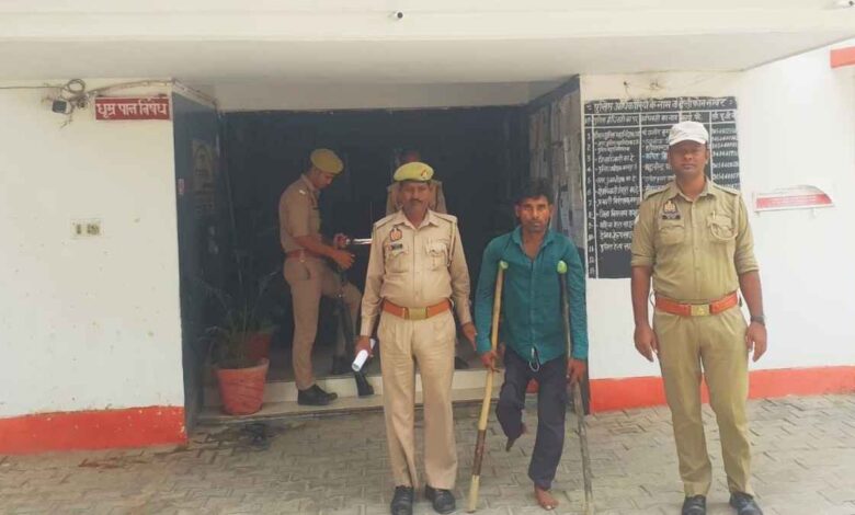 कानपुर देहात की मंगलपुर पुलिस टीम की हिरासत में गिरफ्तार आरोपी