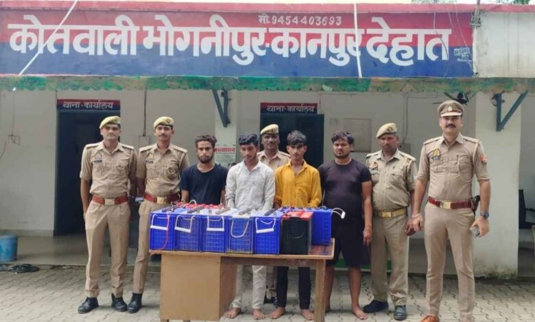 कानपुर देहात के भोगनीपुर में गिरफ्तार किए गए चार बैटरी चोर और बरामद ऑटो के साथ पुलिस टीम