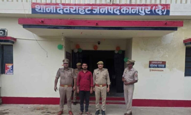 कानपुर देहात के देवराहट थाने में गिरफ्तार 25 हजार के इनामी अपराधी के साथ खड़ी पुलिस टीम