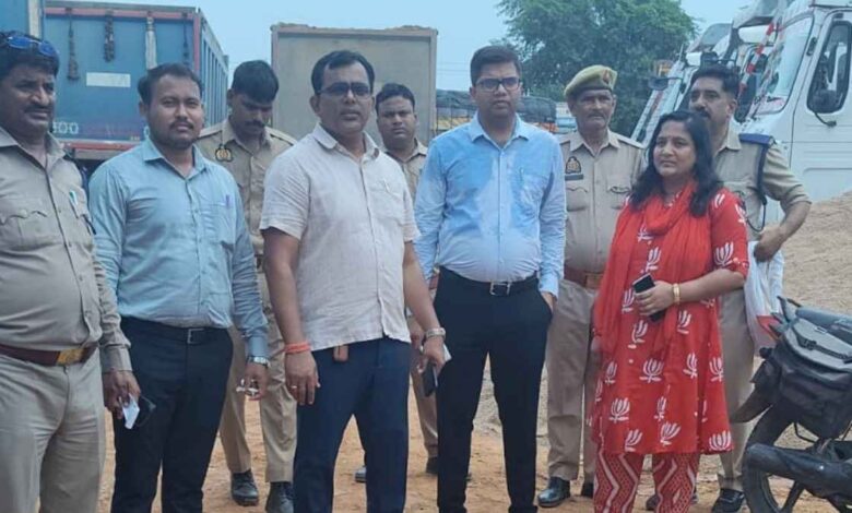 कानपुर देहात के सिकंदरा में सीज किए गए अवैध खनन और ओवरलोडिंग वाले वाहन
