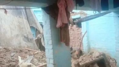 Photo of कानपुर देहात में बारिश बनी आफत: मंगलपुर में कच्चे मकान की छत ढहने से एक ही परिवार के 7 लोग मलबे में दबे, 3 की हालत गंभीर