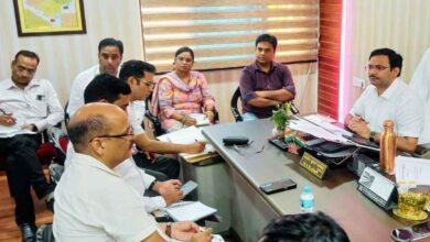 Photo of स्मार्ट क्लास के प्रयोग, विद्यालयों की साफ सफाई, शत-प्रतिशत नामांकन पर दें ध्यान : बीएसए आशीष कुमार पांडेय