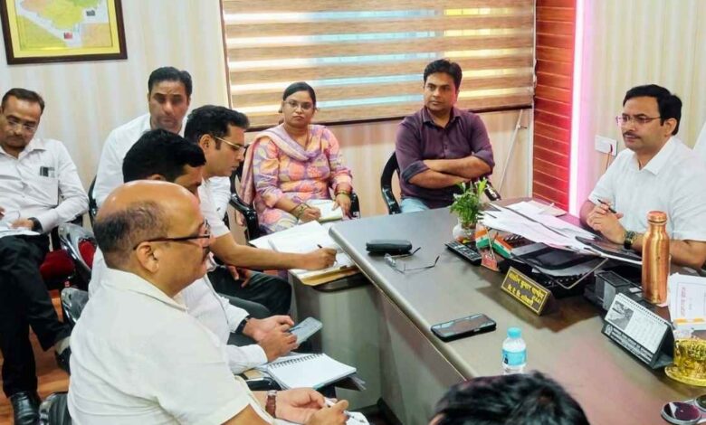 स्मार्ट क्लास के प्रयोग, विद्यालयों की साफ सफाई, शत-प्रतिशत नामांकन पर दें ध्यान : बीएसए आशीष कुमार पांडेय 1 कानपुर देहात बीएसए आशीष कुमार पांडेय बीईओ समीक्षा बैठक लेते हुए