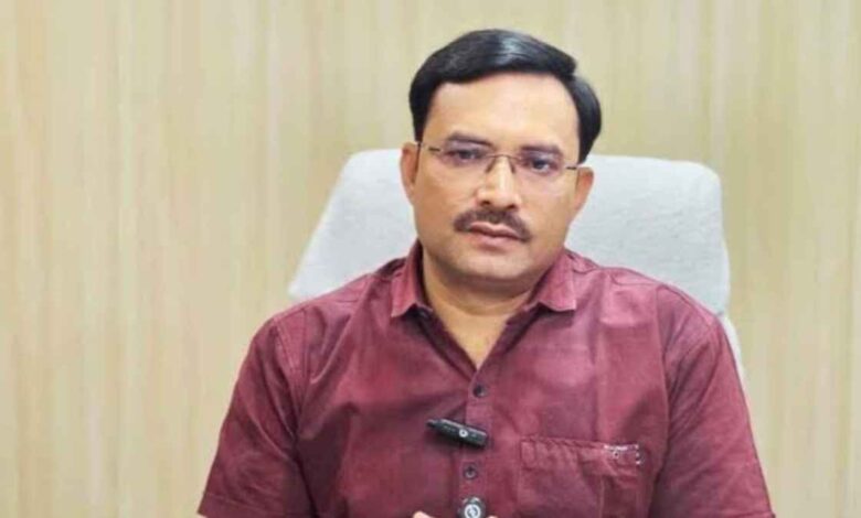 उल्लास ऐप सर्वे की समीक्षा बैठक करते बीएसए कानपुर देहात आशीष कुमार पाण्डेय