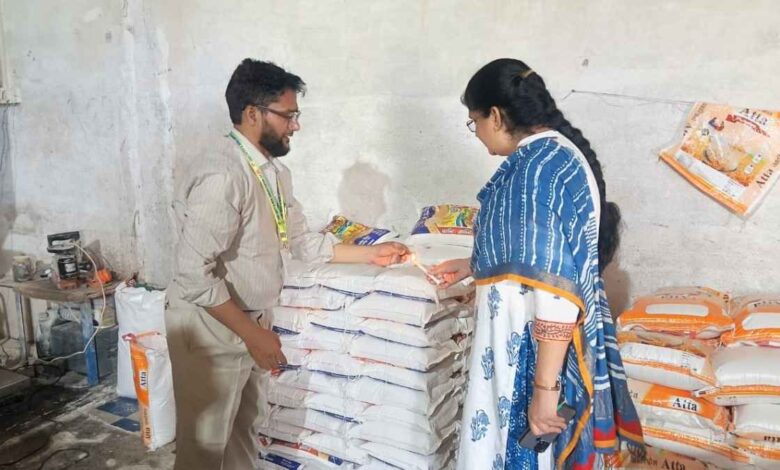 घाटमपुर में वैभव फ्लोर मिल पर सीज किए गए आटे के पैकेट की जांच करती खाद्य टीम
