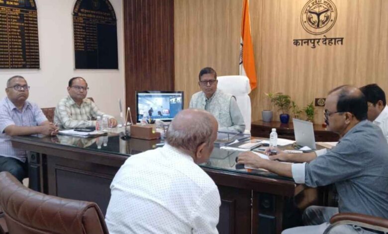 कलेक्ट्रेट में फरियादियों की समस्याएं सुनते जिलाधिकारी कपिल सिंह