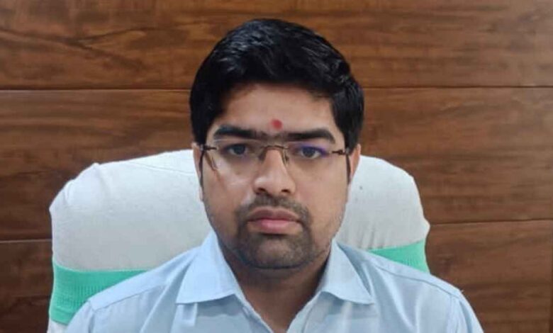 डेरापुर तहसील में कार्यभार संभालते नए उप जिलाधिकारी नीरज गौतम