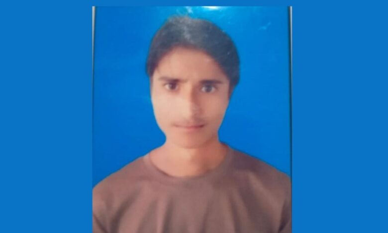 डेरापुर बल्हरामऊ हाईवे पर हुए सड़क हादसे की जांच करती कानपुर देहात पुलिस