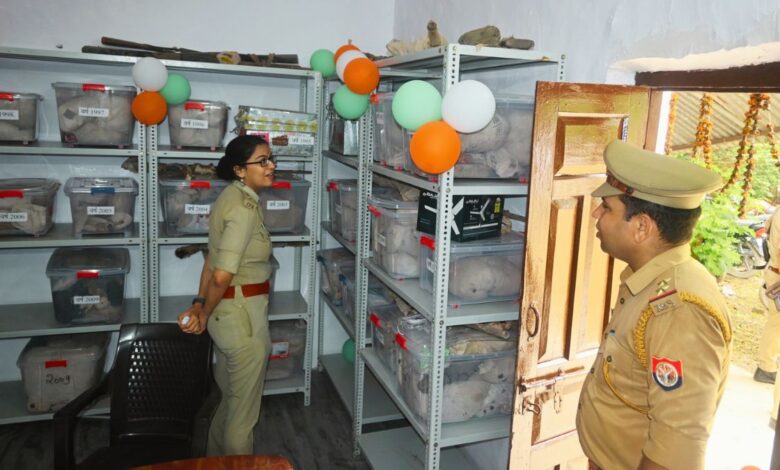 थाना रूरा के डिजिटल मालखाना का निरीक्षण करतीं पुलिस अधीक्षक श्रद्धा नरेन्द्र पाण्डेय