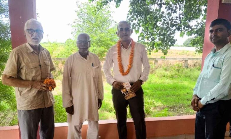 यूपी पुलिस में उपनिरीक्षक बने दीपक नायक का स्वागत करते ज्ञान क्लब के संरक्षक के सी पांडेय और सदस्य