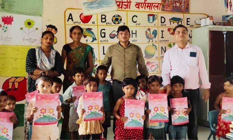 कानपुर देहात के प्राथमिक विद्यालय तिगाई द्वितीय में बालवाटिका के बच्चों को नि:शुल्क पाठ्य पुस्तक बांटते नोडल एसआरजी अनंत त्रिवेदी।