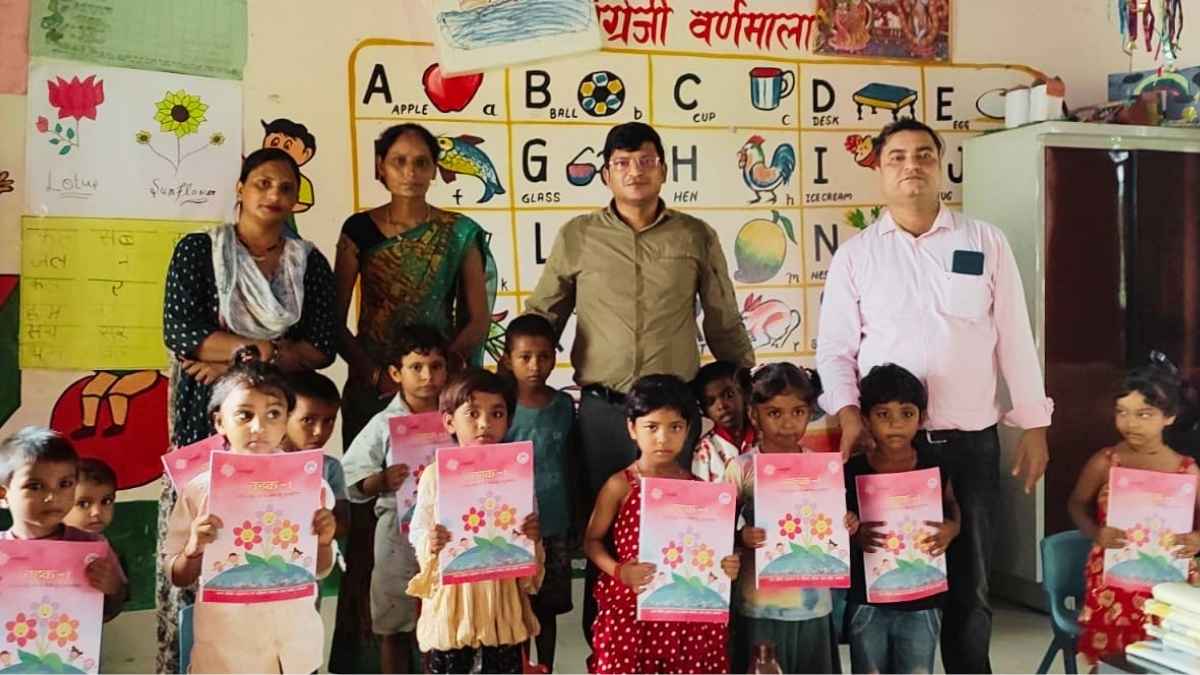 निशुल्क पाठ्य पुस्तक वितरण कानपुर देहात1