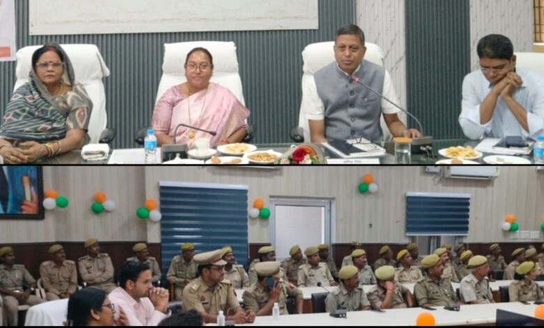 कानपुर देहात में पीआरडी सम्मेलन के सजीव प्रसारण के दौरान मौजूद जनप्रतिनिधि और अधिकारी