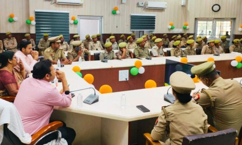 कानपुर में पीआरडी सम्मेलन के सजीव प्रसारण के दौरान उपस्थित विधायक नीलिमा कटियार और अधिकारी