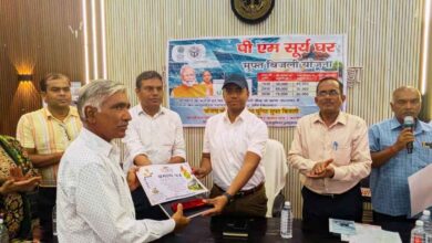 कानपुर देहात: छत पर लगाएं सोलर पैनल और पाएं मुफ्त बिजली, पीएम सूर्य घर योजना कैंप में ग्रामीणों को मिले प्रमाण पत्र 7 Photo of कानपुर देहात: छत पर लगाएं सोलर पैनल और पाएं मुफ्त बिजली, पीएम सूर्य घर योजना कैंप में ग्रामीणों को मिले प्रमाण पत्र