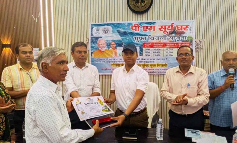 सरवनखेड़ा ब्लॉक में पीएम सूर्य घर मुफ्त बिजली योजना कार्यशाला को संबोधित करते मुख्य विकास अधिकारी