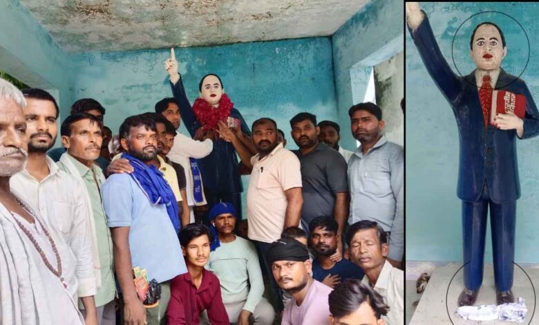 कानपुर देहात के पुखरायां में डॉ. भीमराव अंबेडकर की प्रतिमा पर माल्यार्पण करते नागरिक