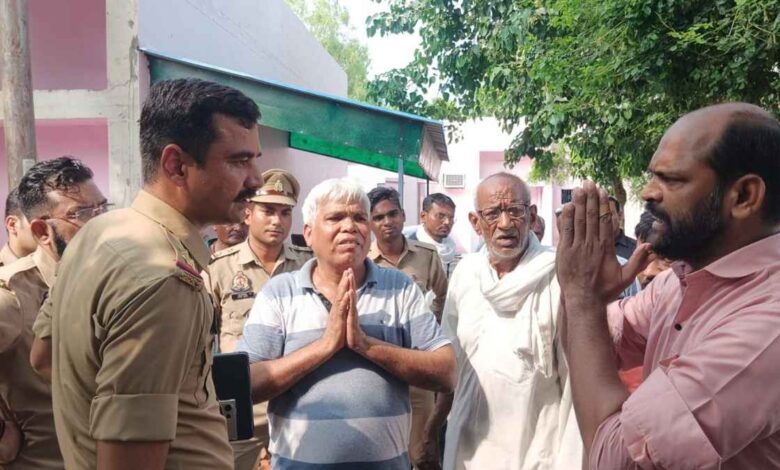 पुखरायां सीएचसी में बुजुर्ग की मौत के बाद परिजनों को समझाती पुलिस टीम।