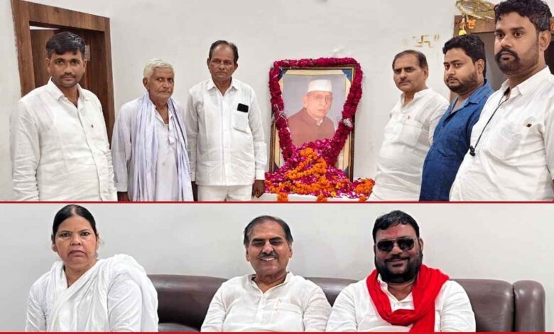 पुखरायां में पूर्व विधायक स्वर्गीय योगेंद्र पाल सिंह की पुण्यतिथि पर श्रद्धांजलि देते लोग