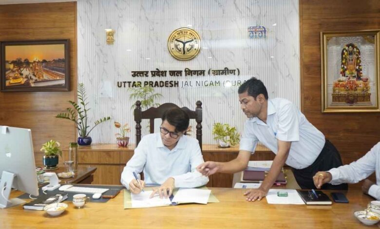 उत्तर प्रदेश जल निगम ग्रामीण के प्रबंध निदेशक योगेश कुमार पदभार ग्रहण करते हुए