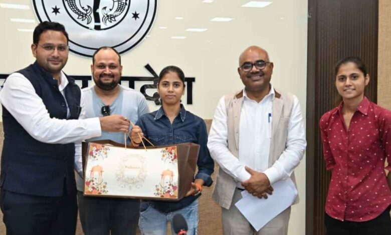श्रीलंका में टी-20 डेफ सीरीज जीतने के बाद प्रियांशी दीक्षित को सम्मानित करते जिलाधिकारी