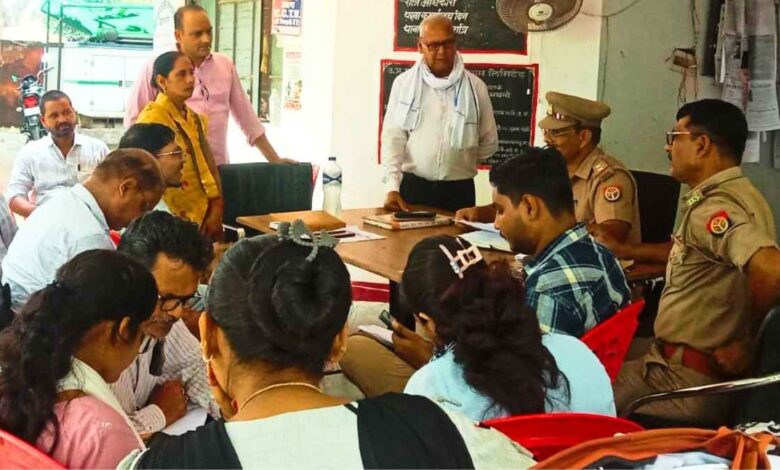 बरौर थाने में जनसमस्याएं सुनते थाना प्रभारी राहुल कुमार