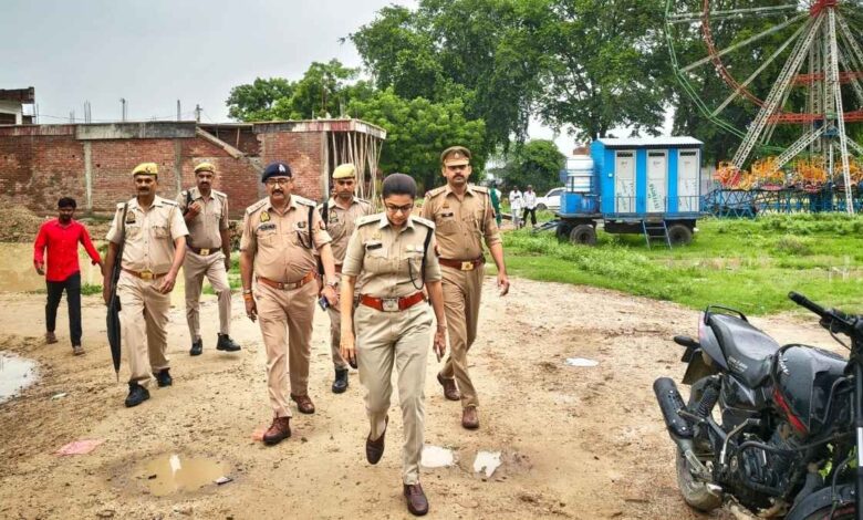 कानपुर देहात के बनीपारा स्थित बाणेश्वर मंदिर में सुरक्षा व्यवस्था का निरीक्षण करतीं पुलिस अधीक्षक श्रद्धा नरेंद्र पाण्डेय