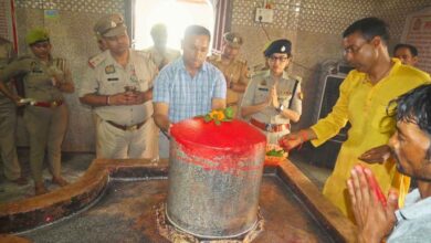 Photo of कानपुर देहात: अंतिम सावन सोमवार पर बाणेश्वर महादेव मंदिर पहुंचे डीआईजी, जलाभिषेक के बाद परखी सुरक्षा व्यवस्था