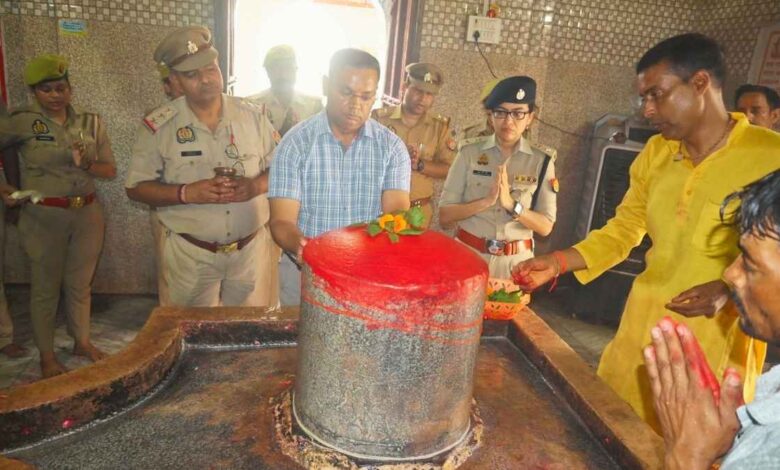 बाणेश्वर महादेव मंदिर में पूजा-अर्चना और सुरक्षा व्यवस्था का निरीक्षण करते डीआईजी यमुना प्रसाद