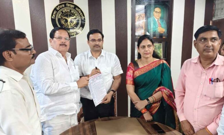 बीएसए कानपुर देहात को मांग पत्र सौंपते जूनियर हाईस्कूल शिक्षक संघ के पदाधिकारी
