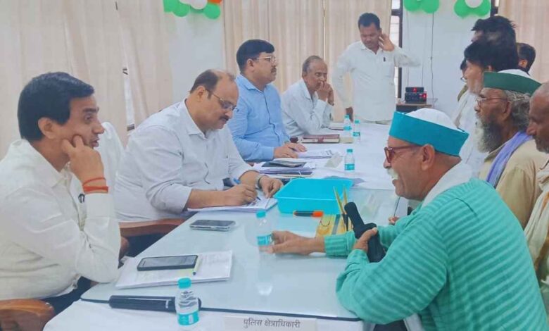 भोगनीपुर तहसील में संपूर्ण समाधान दिवस के दौरान फरियादियों की समस्याएं सुनते एडीएम न्यायिक दिग्विजय सिंह
