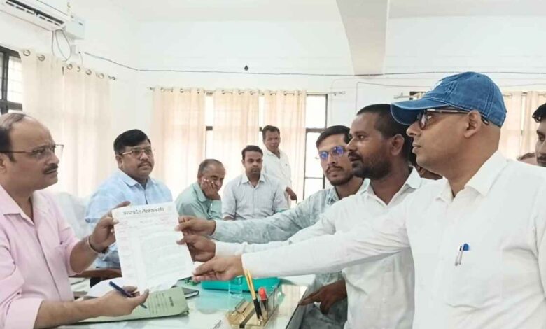 कानपुर देहात: भोगनीपुर में एसडीएम देवेंद्र सिंह ने सुनीं शिकायतें, 05 का मौके पर निस्तारण 1 भोगनीपुर तहसील में संपूर्ण समाधान दिवस के दौरान फरियादियों की समस्याएं सुनते एसडीएम देवेंद्र सिंह