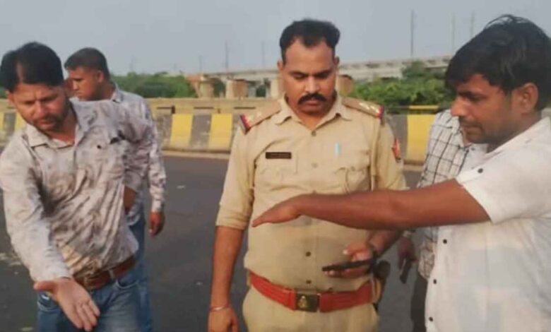 भोगनीपुर मांवर नदी पुल पर दुर्घटनाग्रस्त बाइक और मौके पर मौजूद पुलिस
