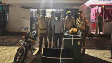 Photo of कानपुर देहात: पीएसी कर्मी के घर चोरी का 24 घंटे में खुलासा, एक अभियुक्त गिरफ्तार; एलईडी टीवी, वाशिंग मशीन व जेवर बरामद