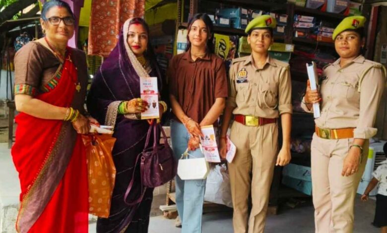 कानपुर देहात में मिशन शक्ति 5.0 के तहत महिलाओं को जागरूक करती पुलिस टीम