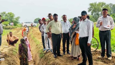 Photo of कानपुर देहात: अमरौधा में विकास कार्यों की हकीकत परखने पहुंचे मुख्य विकास अधिकारी, मौके पर कम मिले श्रमिक तो दिए सख्त निर्देश