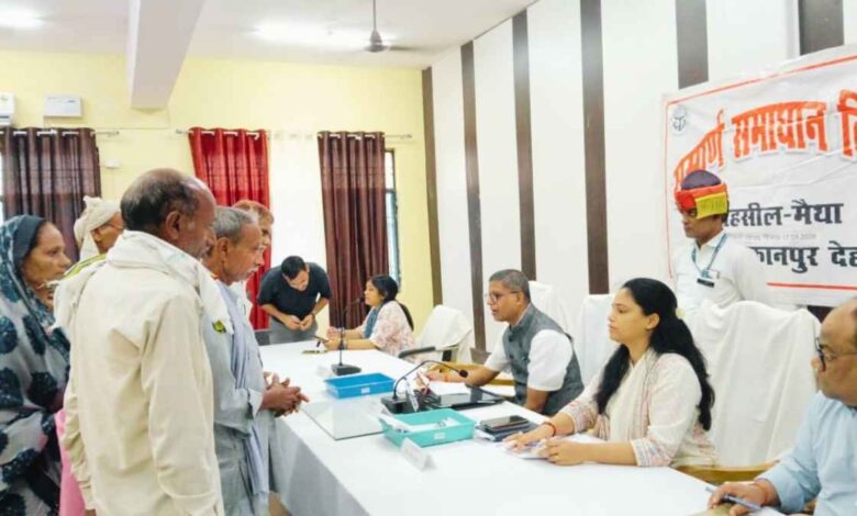 मैथा तहसील में संपूर्ण समाधान दिवस के दौरान जनसमस्याएं सुनते जिलाधिकारी कपिल सिंह