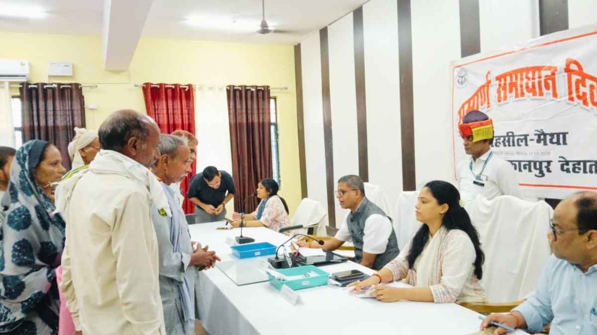 मैथा में जिलाधिकारी ने सुनीं जनसमस्याएं