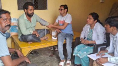 Photo of कानपुर देहात: तहरी खाने के बाद कोल्ड ड्रिंक पीने से पिता-पुत्र की मौत के बाद गांव पहुंची स्वास्थ्य टीम