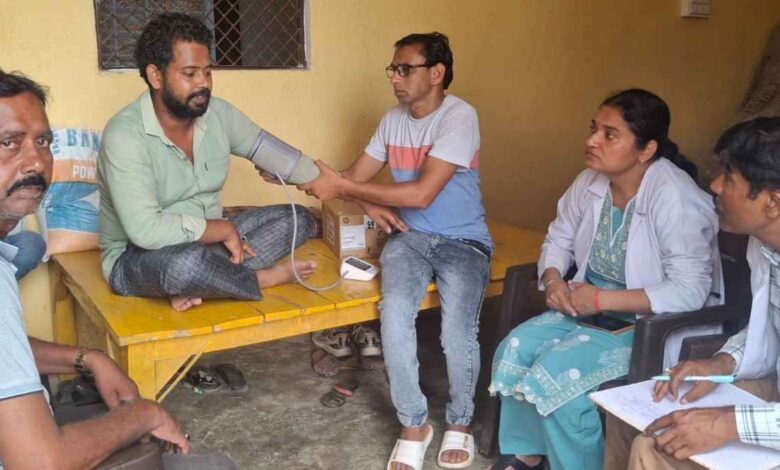 मोहम्मदपुर गांव में स्वास्थ्य परीक्षण करती सीएचसी देवीपुर की टीम