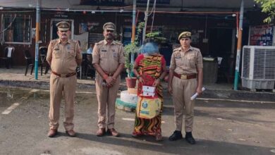 Photo of कानपुर देहात: रनिया में घर से गांजा बेच रही महिला गिरफ्तार, 770 पुड़िया अवैध मादक पदार्थ बरामद