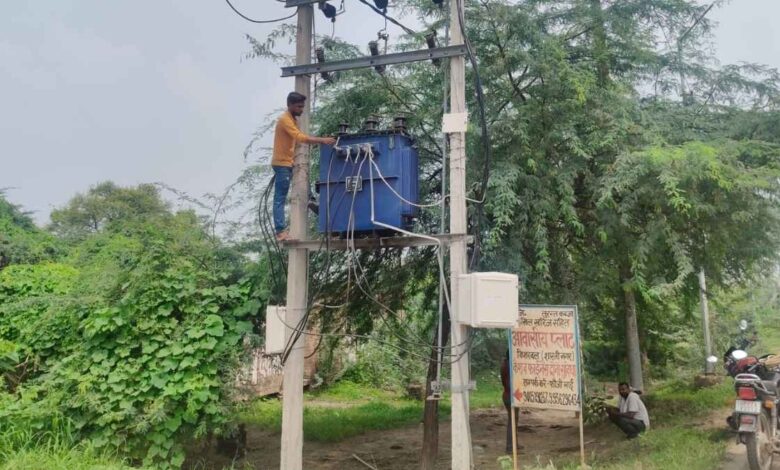 कानपुर देहात: रनिया कस्बे को नारीखेत बिजली घर से जोड़ने की कवायत के चलते साढ़े पांच घंटे बंद रही बिजली 1 रनिया में बिजली कटौती और लाइन शिफ्टिंग का विरोध करते स्थानीय नागरिक