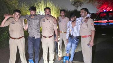 Photo of रनिया में पुलिस मुठभेड़ के बाद गोकशी के 3 शातिर आरोपी गिरफ्तार: दो के पैर में लगी गोली, तमंचे, चापड़ व स्कूटी बरामद