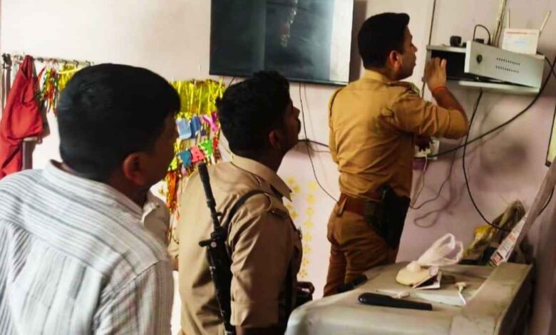रनियां थाने में समीक्षा बैठक करतीं एसपी श्रद्धा नरेंद्र पांडेय